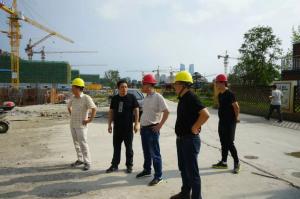 高溫慰問|公司領導為一線建設工人“送清涼”！